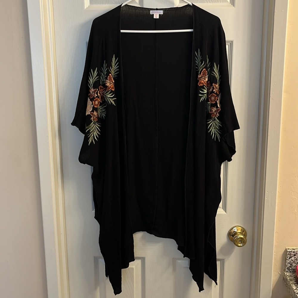 XHILARATION floral kimono
